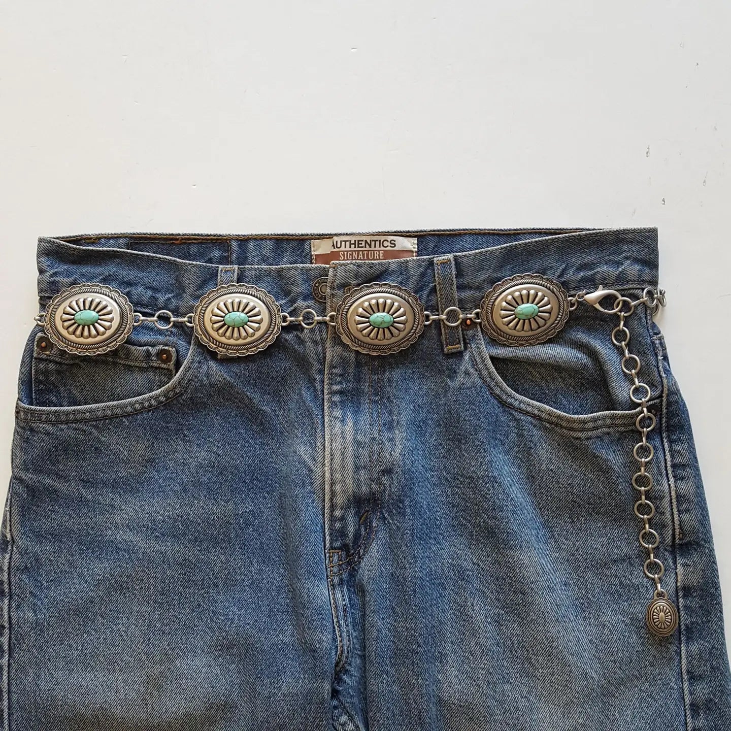 OVAL CONCHO BELT