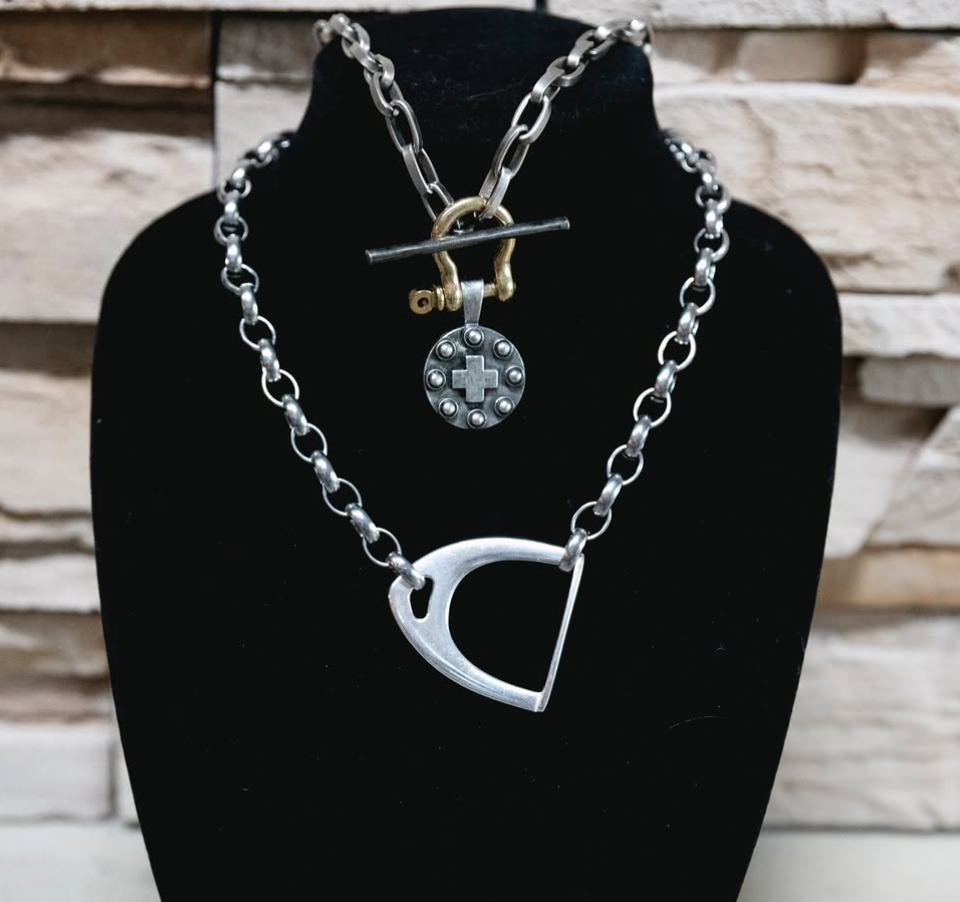 SILVER STIRRUP NECKLACE