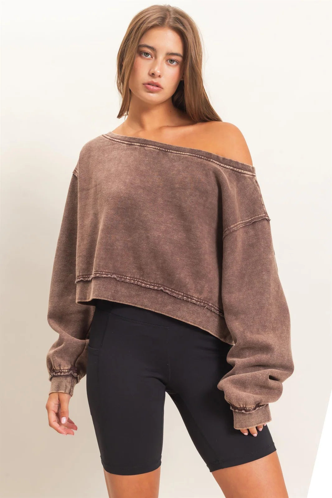 RAW EDGE CROPPED SWEATSHIRT